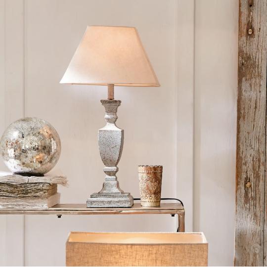 vintage provence cottage stolna lampa hampton style biela antikovana osvetlenie atmosfericke svetlo nocny stolik spalna citacka lampa mediteranska .jpg